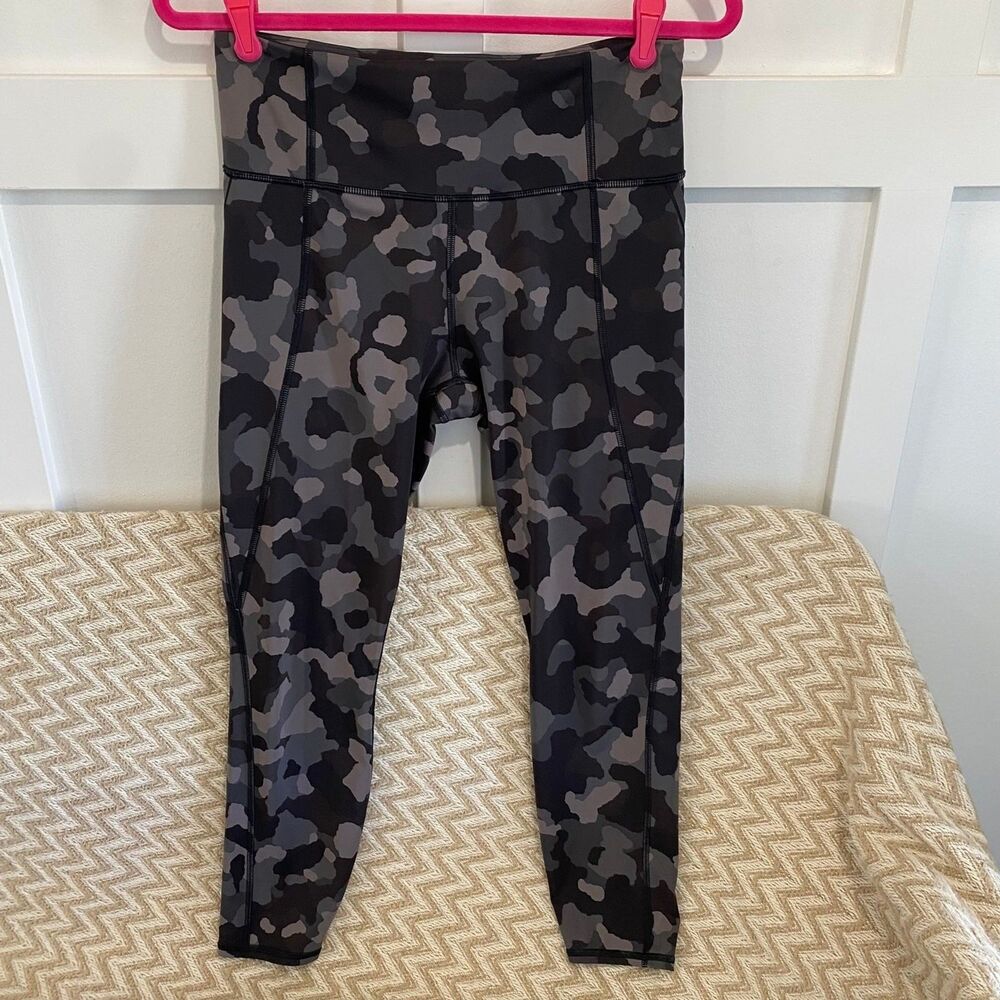 Athleta Women's Lightning Camo 7/8 Athletic Compression Tights Black Camo Size M